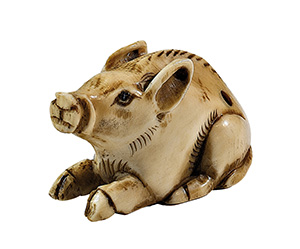 Netsuke in avorio raffigurante cinghiale. Giappone, XVIII-XIX secolo.