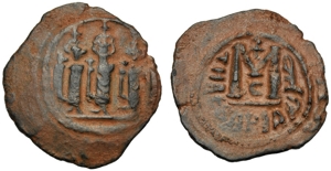 obverse: Eraclio (610-641), imitazione araba, 40 nummi, Tabariyya (Tiberias), c. 650-680 d.C.; AE (g 4,24; mm 27; h 8); Tre figure stanti, Rv. Grande M. Album 107; Walker 44.
q.bb.Heraclius (610-641), arab imitation, 40 NUmmi, Tabariyya (Tiberias), c. AD 650-680; AE (g 4,24; mm 27; h 8); Three standing imperial figures, Rv. large M. Album 107; Walker 44.
About very fine.