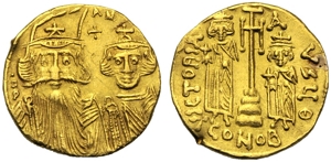 obverse: Costante II con Costantino IV, Eraclio e Tiberio (641-668), Solido, Costantinopoli, c. 661-663 d.C.; AV (g 4,33; mm 19; h 6); (Legenda frammentaria) dN [–] AN, busti coronati frontali di Costante II, con barba, e Costantino IV, senza barba, indossano clamide; sopra, croce, Rv. VICTORIA A VGy Θ, croce potenziata tra le figure coronate di Eraclio e Tiberio, indossano clamide e reggono globo crucigero; sotto, CONOB. DOC 30h; Sear 964.
bb+.Constans II with Constantinus IV, Heraclius and Tiberius (641-668), Solidus, Constantinople, c. AD 661-663; AV (g 4,33; mm 19; h 6); Fragmentary legend. dN [-] AN, facing busts of Constans II, bearded, and Constantinus IV of smaller size, wearing chlamys, cross above. Rv. VICTORIA A Vgy Θ, cross potent on three steps between crowned standing figures of Heraclius on l. and Tiberius, smaller, on r. Both wearing chlamys and holding globe cruciger in r. hand. In ex. CONOB. DOC 30h; Sear 964.
Good very fine.