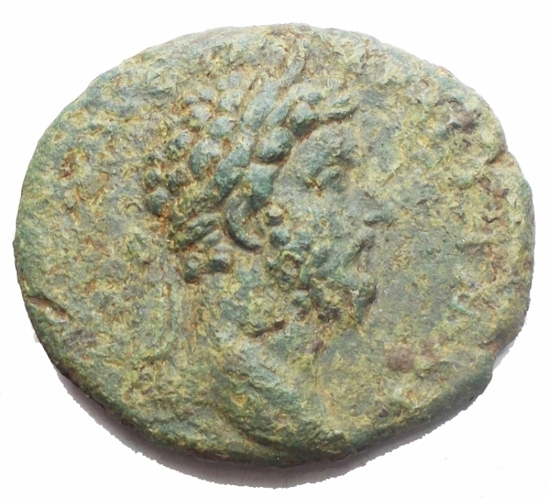 obverse: Impero Romano - Marco Aurelio 161-180. Asse Ae. Roma 167 dC. d/ Testa laureata a ds r/ Marco Aurelio sacrifica su tripode. Ric III 950. gr 9,91. mm 26,6 x 23,6. BB+. Bel ritratto e bellissima patina verde. Moneta intonsa
