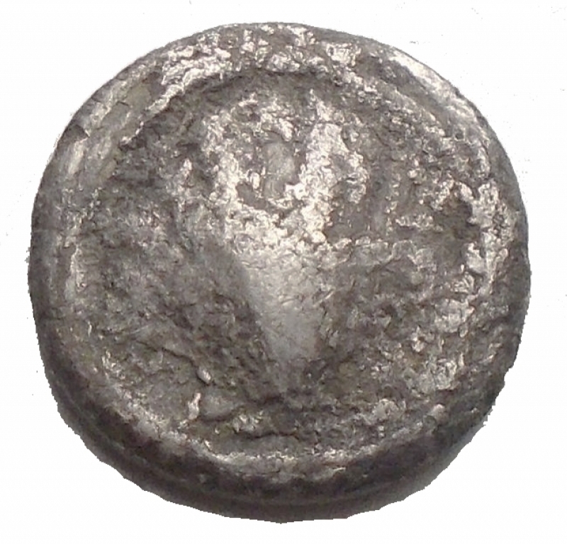 obverse: Mondo Greco - Calabria. Tarentum.AR. Litra ? ca. 470-450 BC.Obv.Scallop shell.Rev.Female head right.0,85 g.9,75mm.Good Fine.Rare