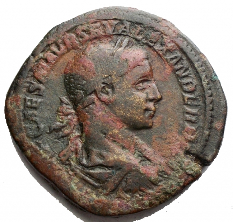 obverse: Impero Romano - Alessandro Severo Sesterzio Ae Romma 223 dC. d/IMP CAES M AVR SEV ALEXANDER AVG Busto laureato, drappeggiato e corazzato a destra r/PONTIF MAX TR P II COS P P / S / C Providentia (Provvidenza) in piedi a sinistra, appoggiata a una colonna, gambe incrociate, tiene una bacchetta nella mano destra e una cornucopia nella sinistra; ai suoi piedi un globo. g 24,2. mm 34,3. Rif: C.461 BMC / RE.112 nota RIC.404 c MRK.- RCV.- BB-qBB. Patina verde rossa. Largo modulo