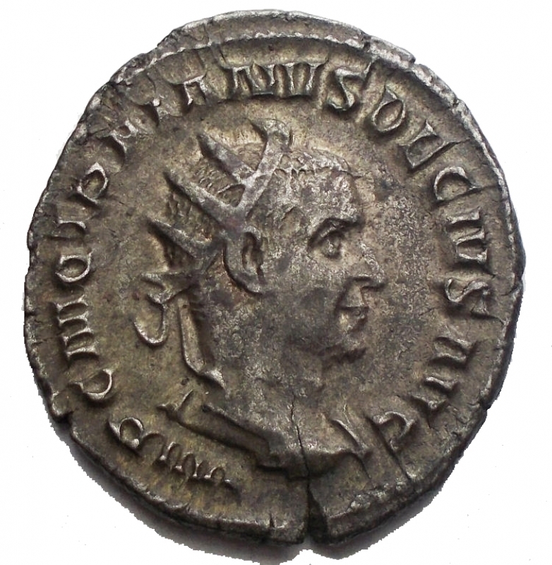 obverse: Impero Romano - Traiano Decio (249-251).Antoniniano.D/ IMP C M Q TRAIANVS DECIVS AVG. Busto radiato, drappeggiato e corazzato a destra.R/ PANNONIAE. Le due Pannonie stanti di fronte, con le teste rivolte in opposte direzioni, tengono ciascuna un insegna.RIC 21 b.AG.g. 3.92mm. 20.58 x 22,87.SPL+. Intonso. Patina.