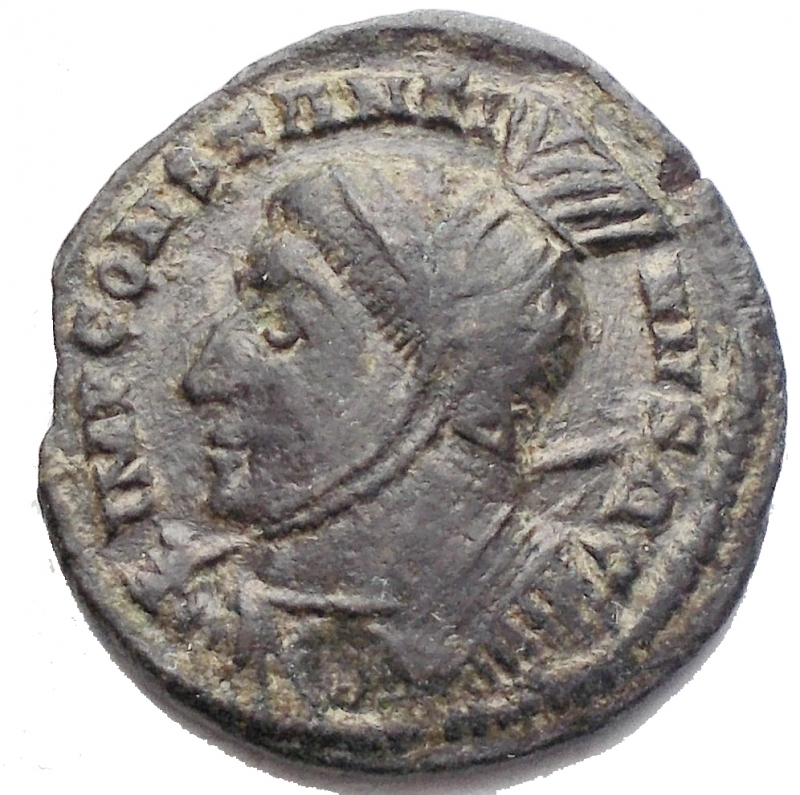 obverse: Impero Romano - Costantino I (306-337) Nummus. Londinium 319-320 d.C. AE g 2,37. mm 17,32 x 17,95. d/IMP CONSTANTINVS AG? busto elmato e corazzato a sn. r/ VICTOR DIE? LAETAE PRINC PERP due Vittorie affrontate tengono uno scudo con inscritto VOT / PR, sotto altare decorato da un rombo, in ex. PLN. RIC 157. BB+. Patina. Raro