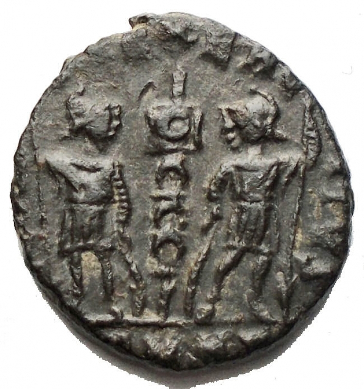 reverse: Impero Romano - Commemorative Series (330-354).  Follis (13,92mm, 1,78g). Constantinople, 330. Helmeted and draped bust of Roma l. R/ Signa between two soldiers, each holding spear and shield. EF/aEF. Good patina