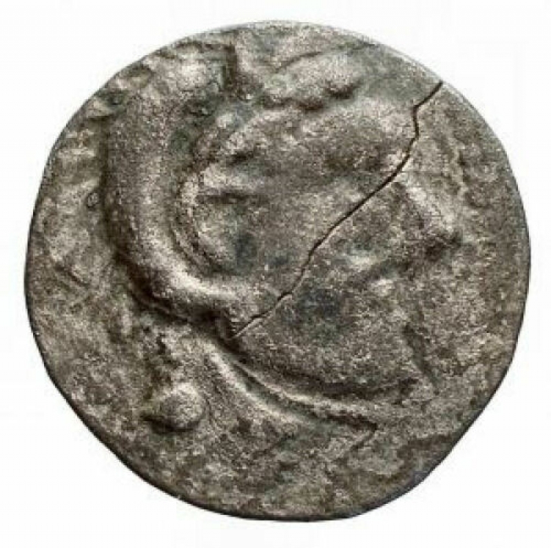 obverse: Monete Celtiche - 2-1st Century B.C. Drachme or Didrachme (?). AR Imitation of Damastion.Obv / Hercules right with a lion s headdress.Rev / Tripod, above crescent, under zig zag line, in the field right monogram and left knife.Similar Cf. Dembski 1536-1537.Diameter 21,86 mm. Weight 3.86 gr. VF + / Almost EF. Patina. Very rare and of particular style. Radial infraction.
