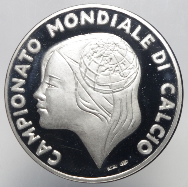 obverse: Repubblica Italiana.Commemorativa in argento dei mondiali di calcio 1998 in Francia.Peso 14,65gr.FDC