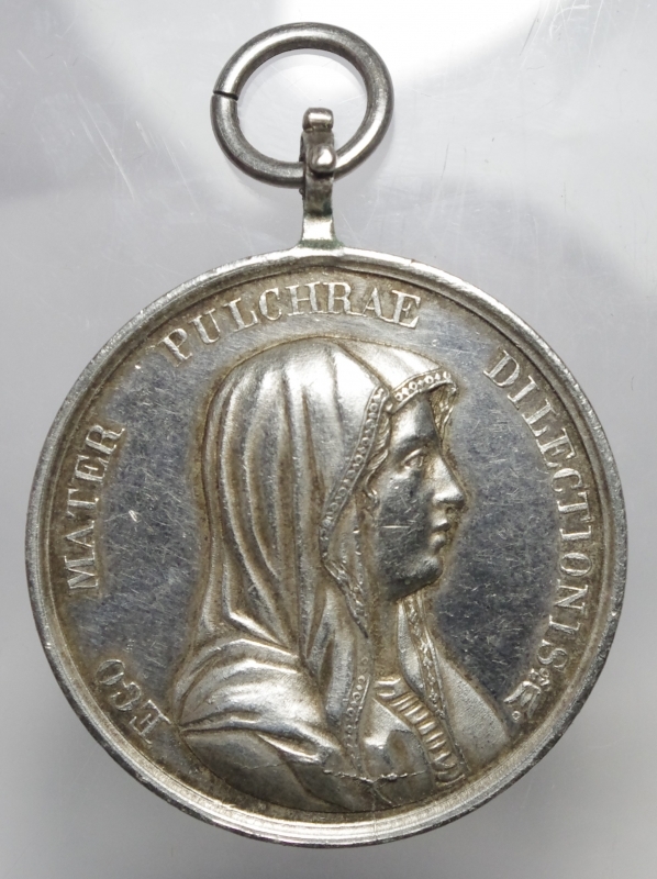 obverse: Medaglie Papali.EGO MATER PULCHRAE DILECTIONIS La Beata Vergine velata a destra.R\BENEMERENTI in corona d  alloro.Ag.Peso 20,90 gr.BB+ con appiagnolo