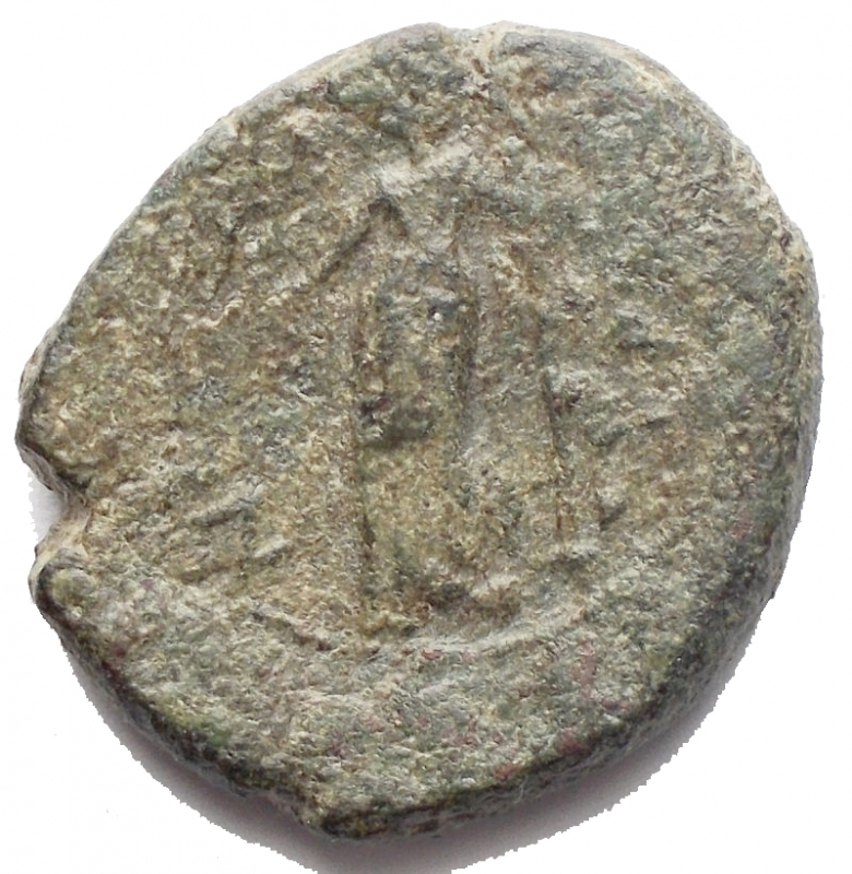 reverse: Mondo Greco - Sicilia. Siracusa. Occupazione Romana. dopo il 212 a.C.Ae. D/ Testa di Zeus a destra. R/ YPAKOIΩN Iside a sinistra regge sistro e scettro. CNS II, n. 240; SNG Copenhagen 904; SNG ANS 1065. Peso gr. 9,71. Diametro mm. 22,6.BB.Patina verde.
