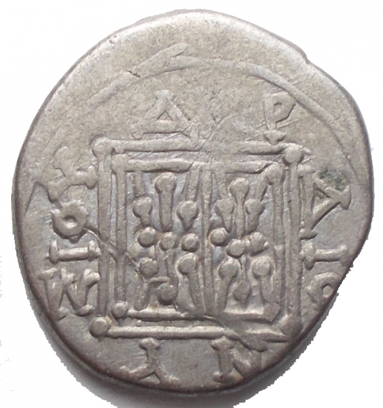 reverse: Mondo Greco - Illiria. Durazzo (229-100 a.C.) Dracma Ag. d/ Mucca in piedi a destra, che nutre il vitello, sopra Nike in volo e la leggenda di MENIKO r/ Doppio ornamento in un quadrato, legenda nell intorno. Diametro 17,6 x 16,3 mm. Peso 3,21g.Riferimento: Maier, NZ 1908, 159; Ceka 322. qBB