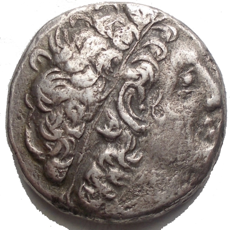 obverse: Mondo Greco -Ptolemaic Kings of Egypt. Ptolemy XII Neos Dionysos (80-51 BC). AR Tetradrachm (23,11 mm. 13,74 g) Paphos mint, Year 19 (=63-62 BC).Obv. Diademed head right wearing aegis.Rev. TOEMAIO BAIE, eagle standing left on thunderbolt, wings closed, date LI in left field and A in right field.Svoronos 1857 (Cleopatra VII).Toned. Very fine.