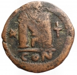 reverse: Bizantini - Giustiniano I. 527-565 d.C. Follis. AE. Peso gr. 15,88. Diametro mm. 29,49. qBB.