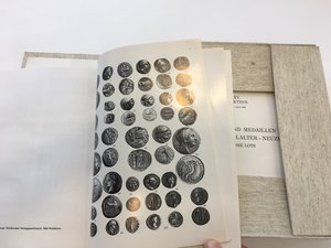reverse: MUNZHANDLUNG HEINRICH PILARTZ. Cataloghi delle aste degli anni 1962-1968 in tre cofanetti in tela