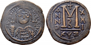 obverse: GIUSTINIANO I (527-565), Cizico. AE Follis (20,13 gr. - 36 mm.). D.\: D N VSTINIANVS (sic) P P AVG (P s retrograde). Helmeted and cuirassed bust facing, holding globus cruciger and shield decorated with horseman motif; cross to right. R.\: Large M; A/N/N/O - X/X/I across field; cross above, B below; KYZ. Sear 207. qSPL.