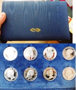 obverse: Cofanetto con 08 medaglie in argento 925/1000 - (20 gr. – 36 mm.) - tutte FDC (e fondo a specchio), raffiguranti i reali d’Italia ed esteri. Molto interessante.