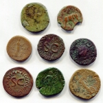 reverse: Antiche G. Impero Romano. Lotto di 03 assi alto impero più 05 monete da studio! per un totale di 08 bronzi. Interessante.  1.) OTTAVIANO (43 a.C. - 14) - AE Asse - 10,01 gr. [Gatto IX, 1933] - MB / R1.   2.) AUGUSTO (+14) - AE Asse - 9,97 gr. [coniato nel 5 a.C., largo modulo] - MB / R1.  3.) TIBERIO (+36) - AE Asse - 9,23 gr. [Globo e Tim.] - MB / R1. A questi 3 assi aggiungiamo 03 sesterzi e 2 dupondi da studio (uno di Antonino Pio ha il retro raro: Elefante.) Monete provenienti da vecchia collezione privata (naturalmente registrate in modo regolare sui nostri appositi registri), alcune di queste sono accompagnate dai cartellini originali scritti a mano dal collezionista.