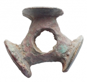 obverse: Celti - Moneta ad anello con tre castoni. Ae. II-I secolo a.C. g 7,8. mm 20,1.