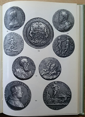 reverse: Sotheby & Co., Catalogue of Important Coins and Medals, The Property of a late Collector. London, 12 June 1974. Copertina rigida, 303 lotti, tavole B/N. Ottime condizioni, include realizzi