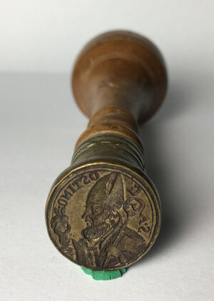 obverse: Sigillo con busto di Sant Agostino in ottone, con manico di legno, XVIII sec