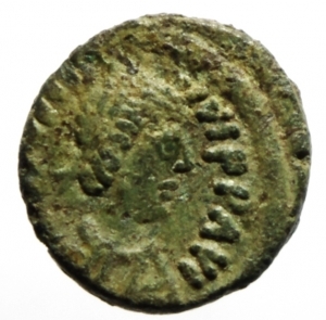 obverse: Bizantini. Giustiniano 527-565 d.C. Pentanummo. Ae. D/ DN IVSTINIANVS PP AVG Busto verso destra. R/ Grande V in corona. Peso 1,43 gr. Diametro 14 mm. BB+. Patina verde. __