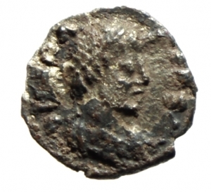 obverse: Barbari. Teodorico. 494-526 d.C. 1/4 di Siliqua a nome di Anastasio. Ag. D/ Busto verso destra. R/ Monogramma. Zecca di ravenna. Ran.251 p.82. Peso 0,60 gr. Diametro 11,42 mm. BB+. RRR.__