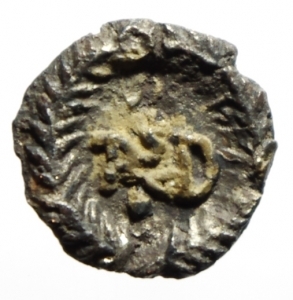 reverse: Barbari. Teodorico. 494-526 d.C. 1/4 di Siliqua a nome di Anastasio. Ag. D/ Busto verso destra. R/ Monogramma. Zecca di ravenna. Ran.251 p.82. Peso 0,60 gr. Diametro 11,42 mm. BB+. RRR.__