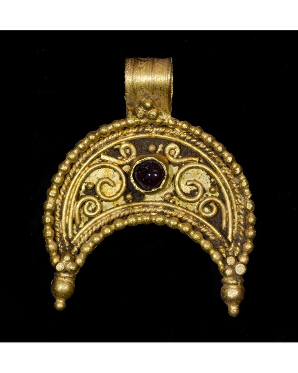 ROMAN GOLD LUNAR AMULET WITH STONE