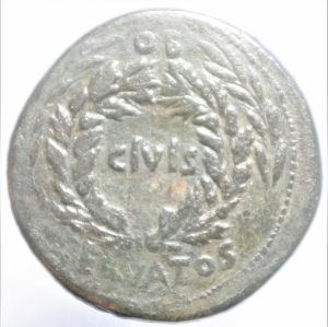 obverse: Impero Romano.Augusto (27 a.C. - 14 d.C.). Sesterzio, 18 a.C. D/ CIVIS entro corona di quercia. Ai lati, due rami d alloro. Sopra, OB; sotto, SERVATOS. R/ T QVINCTIVS CRISPINVS III VIR AAA FF intorno a grande SC. RIC 327 (R3). OR. g. 26,10 mm. 37.00 RRR. BB+. Molto rara. Di grande modulo, con patina verde.cl