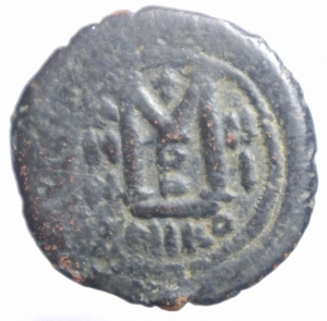 reverse: Impero Bizantino.Giustiniano I (527-565) Folllis .Nicomedia D\D N IVSTINI  ANVS P P AVG, busto frontale, elmato e corazzato, scudo decorato e globo crucigero nella d. alzata, Rv. A/N/N/O -III, grande M; sopra croce, sotto B. In ex. NIKO. DOC 115-139; MBC 186-220.MB.