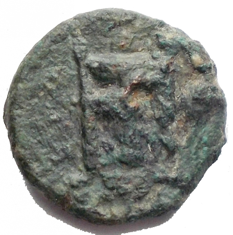 reverse: Mondo Greco -Bruttium, Crotone.AE 14,7 mm. IV secolo a.C.d/ Aquila a destra, retrospiciente.R/ Tripode.Cfr. SNG ANS 3390-91.g 2,81. MB-qBB. Patina verde