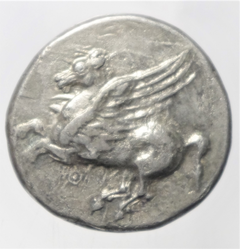 obverse: Mondo Greco . Akarnania . Thyrrheion .Statere .320-280 a.C. D/ Pegaso in volo a s. sotto  R/ Testa di Athena a s. sotto Y, dietro Ʌ e tripode. Pegasi II, 11. Peso 8,42g. Diametro 20mm. Rara.BB