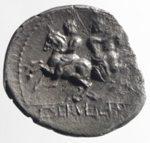 reverse: Repubblica romana .C.Servilius M.F. . 136 a.C. . Denario . D/ Testa di Roma a d., dietro corona e XVI in monogramma, sotto ROMA R/ Dioscuri su cavalli impennati di spalle tengono lancia, C.SERVEILI M.F. RRC 239/1. Peso 3,04g. Diametro 18mm. qBB