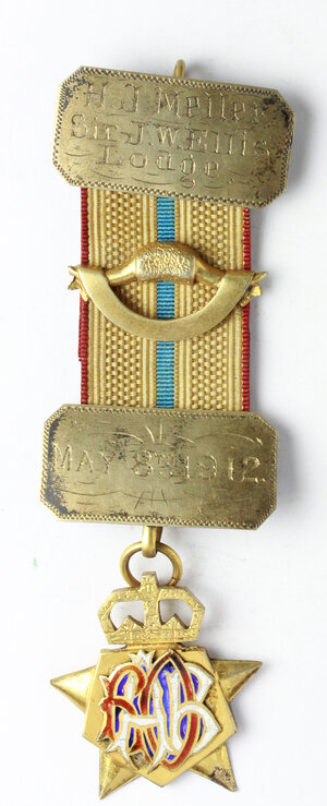 obverse: Massoneria Inglese. Royal Antediluvian Order of Buffaloes. Medaglia con nastrino e fascette assegnata a H. J. Meller dalla Sir J. Wellis Lodge. 8th May 1912