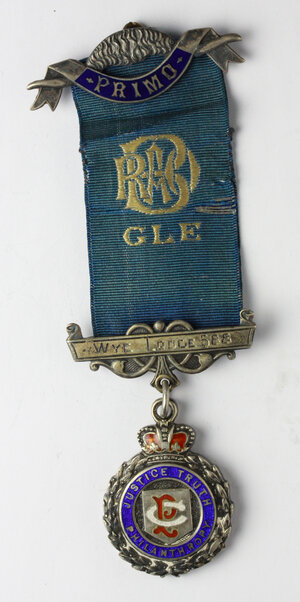 obverse: Massoneria Inglese. Royal Antediluvian Order of Buffaloes. Grand Lodge of England. Medaglia con nastrino e fascetta PRIMO assegnata a R. Edward S. C. P. dalla Wye Lodge n° 588. Certified on the 28 Oct. 1930
