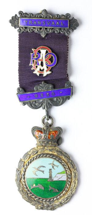obverse: Massoneria Inglese. Royal Antediluvian Order of Buffaloes. Medaglia con nastrino e fascette Transvaal 9336