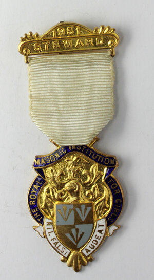 obverse: Massoneria inglese. Royal Masonic Institution for Girls. Medaglia con nastrino e fascetta STEWARD 1951