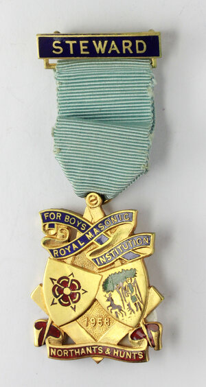 obverse: Massoneria inglese. Royal Masonic Institution for Boys (Northamptonshire & Huntingdonshire). Medaglia 1958 con nastrino e fascetta STEWARD