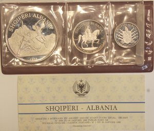 obverse: Albania. Serie di tre monete. 25, 10 e 5 Leke 1968. Ag. Confezione danneggiata.