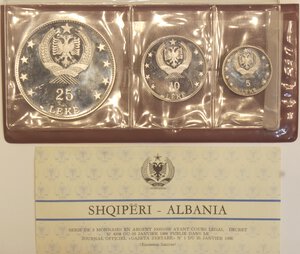 reverse: Albania. Serie di tre monete. 25, 10 e 5 Leke 1968. Ag. Confezione danneggiata.
