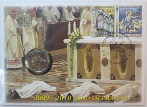 reverse: Vaticano. Roma. Benedetto XVI. 2005-2013. Joseph Aloisius Ratzinger. 2 Euro 2010 con francobolli commemorativi dell  Anno Sacerdotale. 