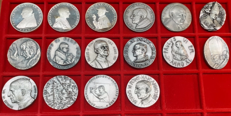 obverse: Paolo VI, Giro completo delle 16 medaglie ufficiali annuali in argento, peso lordo g 707 argento puro g 620, FDC