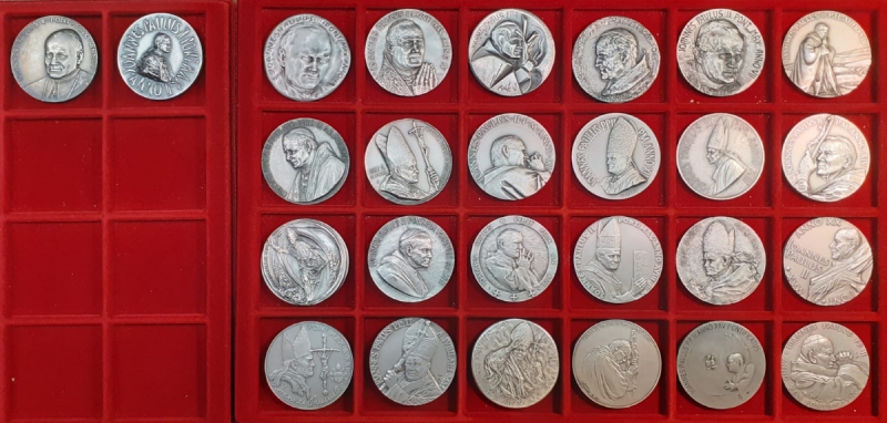 obverse: Giovanni Paolo II, Giro completo delle 26 medaglie ufficiali annuali, argento 986/1000 g 1030, FDC