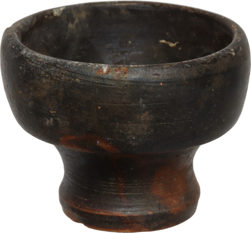 obverse: Black-glazed miniature cup.  4.5 cm high.  Campania, 4th  century BC.  NO EXTRA-EU EXPORT
