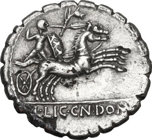 reverse: Cn. Domitius Ahenobarbus, L. Licinius Crassus, L. Pomponius.. Fourée Denarius serratus, 118 BC
