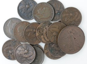 obverse: Vittorio Emanuele III. 1900-1943. Lotto di 19 monete. 10 Centesimi 1911 e 10 Centesimi Ape, annate quasi tutte diverse. Ae. 