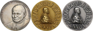 obverse: Giovanni Paolo II (1978-2005), Karol Wojtyla.. Lotto di tre medaglie: annuale A. I (in argento) e annuale A. II (un esemplare in oro e uno in argento)