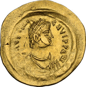obverse: Justinian I (527-565).. AV Semissis, Ravenna mint, 527-552 AD