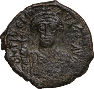 obverse: Maurice Tiberius (582-602).. AE Follis, Constantinople mint