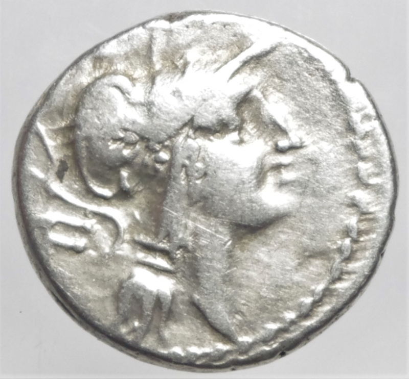 obverse: Repubblica Romana. Gens Junia. D Junius Silanus LF. 91 a.C. Denario. D/ Testa di Roma verso destra, dietro lettera. R/ D SILANVS L F ROMA La Vittoria in biga verso destra, sopra numerali. Cr.337/3. Peso 3,9 gr. Diametro 18,72 mm. qBB.