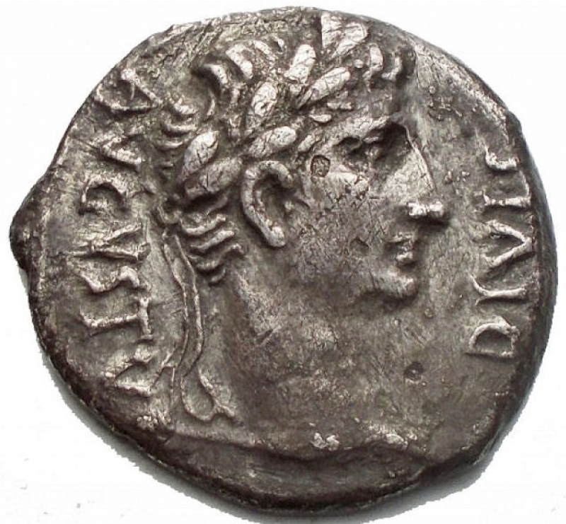 obverse: Impero Romano - AUGUSTUS (27 BC-AD 14). Denarius. Lugdunum.Obv: DIVI F AVGVSTVS.Laureate head right.Rev: (C CAES) / AVGVS (F)Gaius Caesar on horseback galloping right, holding sword and reins; behind, aquila between two signa.RIC 199.Weight: 3.45 g.Diameter: 18,4 mm. Good VF